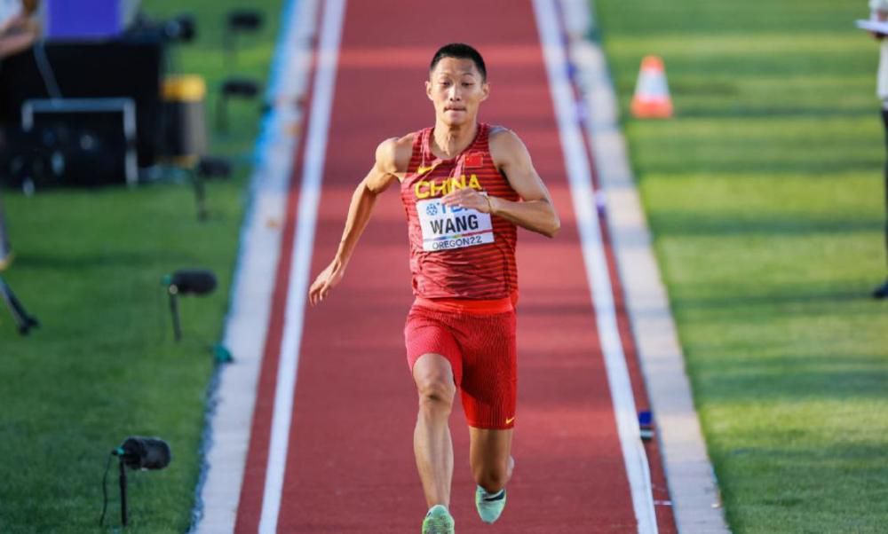 内容简介14岁的中学生杰森是一个编造故事狂人为了给自已没有完成作业找到借口，编造了一个非常周密的谎话。
